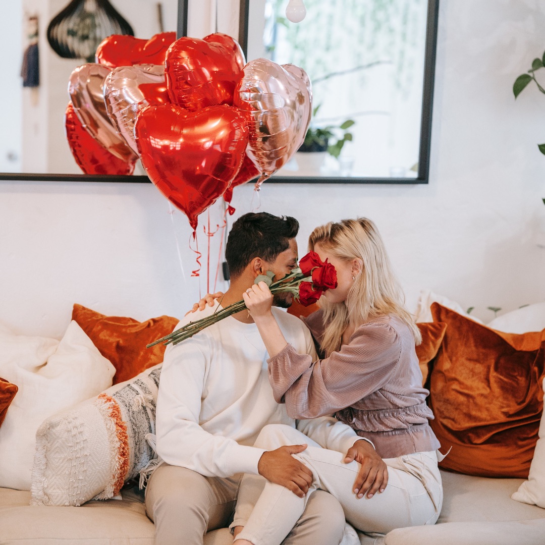 Valentine's Day roses – couple with roses and balloons